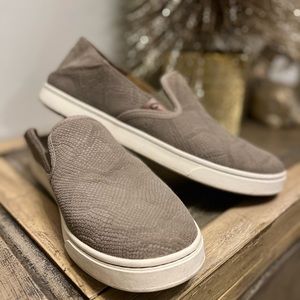 OLUKAI Women's Pehuea Tan Leather Snakeskin Texture Convertible Slides 8.5